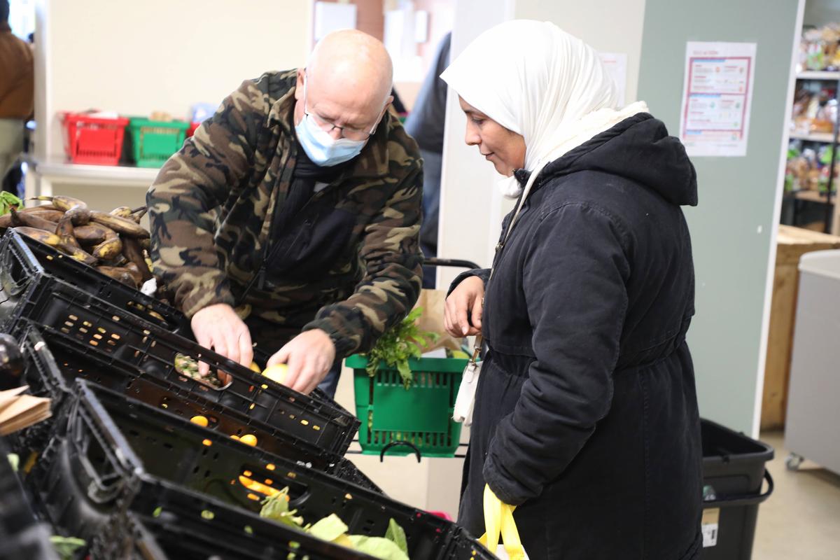 Les bananes issues de la ramasse de la Banque alimentaire font triste mine, au fond. Heureusement, les bénéficiaires peuvent compter sur des livraisons de produits frais fournis notamment par la plateforme Maia de la Croix-Rouge.