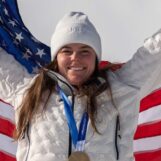La skieuse bisexuelle Breezy Johnson se fiance après avoir remporté l'or aux Jeux olympiques d'hiver