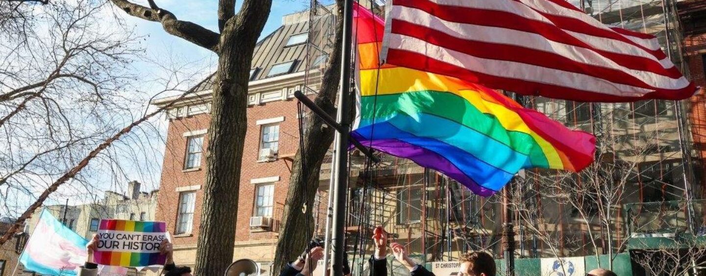 Des centaines de personnes remplissent les rues près de Stonewall alors que les membres de la communauté de New York brandissent à nouveau le drapeau de la fierté que Trump a ordonné de retirer
