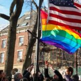Des centaines de personnes remplissent les rues près de Stonewall alors que les membres de la communauté de New York brandissent à nouveau le drapeau de la fierté que Trump a ordonné de retirer