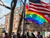 Des centaines de personnes remplissent les rues près de Stonewall alors que les membres de la communauté de New York brandissent à nouveau le drapeau de la fierté que Trump a ordonné de retirer