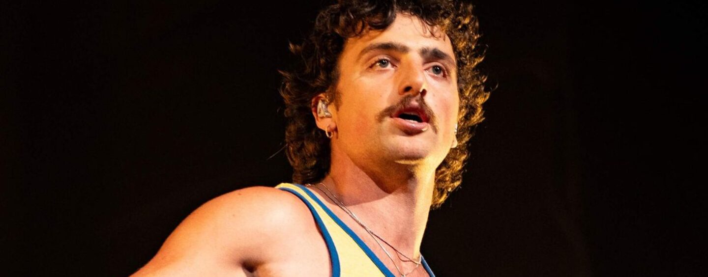 Benson Boone se déshabille et porte une paire de sous-vêtements sur une nouvelle photo sexy