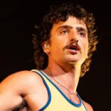 Benson Boone se déshabille et porte une paire de sous-vêtements sur une nouvelle photo sexy