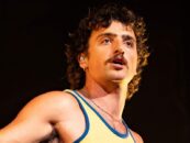 Benson Boone se déshabille et porte une paire de sous-vêtements sur une nouvelle photo sexy