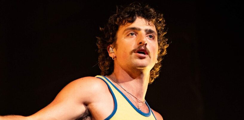 Benson Boone se déshabille et porte une paire de sous-vêtements sur une nouvelle photo sexy