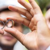 Ces couples mariés LGBTQ+ n'ont pas peur de montrer leur amour