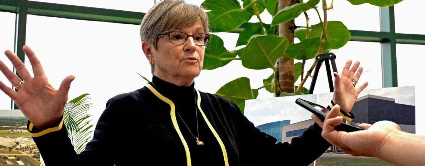La gouverneure du Kansas, Laura Kelly, oppose son veto au projet de loi anti-trans sur les « primes dans les toilettes »