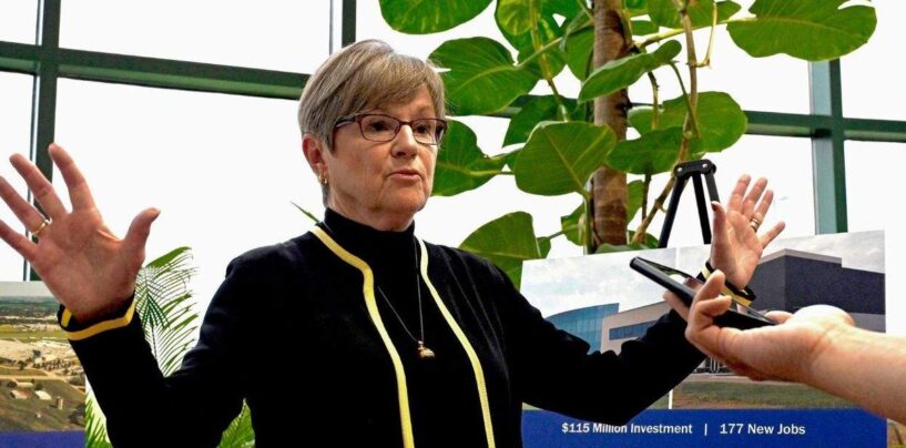 La gouverneure du Kansas, Laura Kelly, oppose son veto au projet de loi anti-trans sur les « primes dans les toilettes »