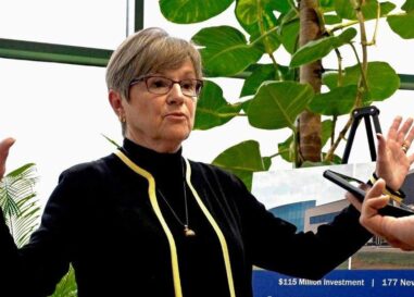 La gouverneure du Kansas, Laura Kelly, oppose son veto au projet de loi anti-trans sur les « primes dans les toilettes »