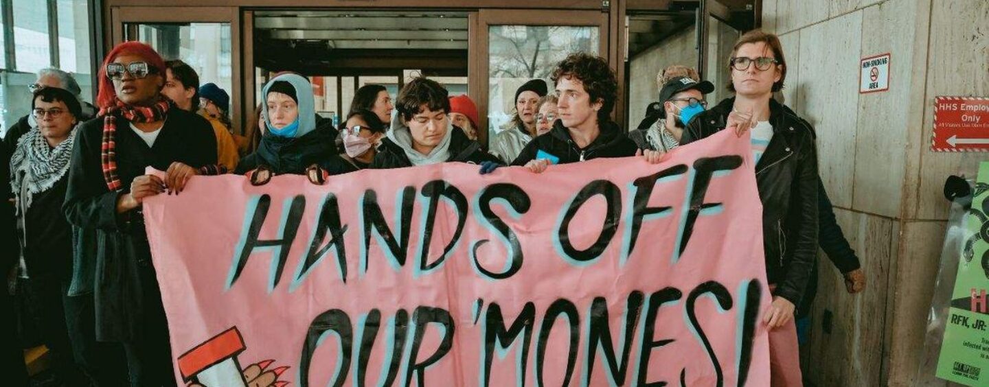 Des militants protestent contre les règles du HHS contre les soins affirmant le genre ; 24 personnes arrêtées