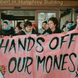 Des militants protestent contre les règles du HHS contre les soins affirmant le genre ; 24 personnes arrêtées