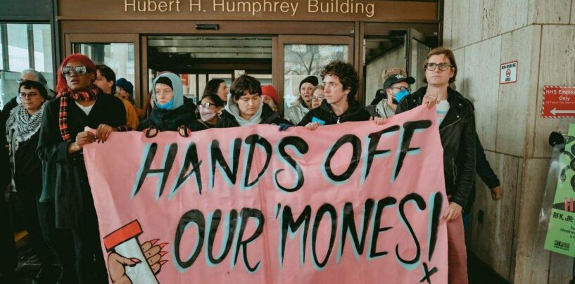 Des militants protestent contre les règles du HHS contre les soins affirmant le genre ; 24 personnes arrêtées