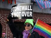 Deux poursuites demandent aux juges fédéraux de protéger le drapeau de la fierté du monument de Stonewall de la réécriture de l'histoire de Trump