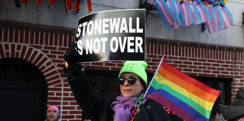 Deux poursuites demandent aux juges fédéraux de protéger le drapeau de la fierté du monument de Stonewall de la réécriture de l'histoire de Trump