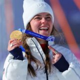 La skieuse bisexuelle Breezy Johnson brise le silence suite aux réactions négatives suscitées par ses fiançailles aux Jeux olympiques