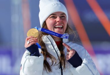 La skieuse bisexuelle Breezy Johnson brise le silence suite aux réactions négatives suscitées par ses fiançailles aux Jeux olympiques