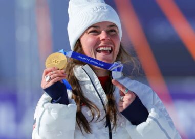 La skieuse bisexuelle Breezy Johnson brise le silence suite aux réactions négatives suscitées par ses fiançailles aux Jeux olympiques