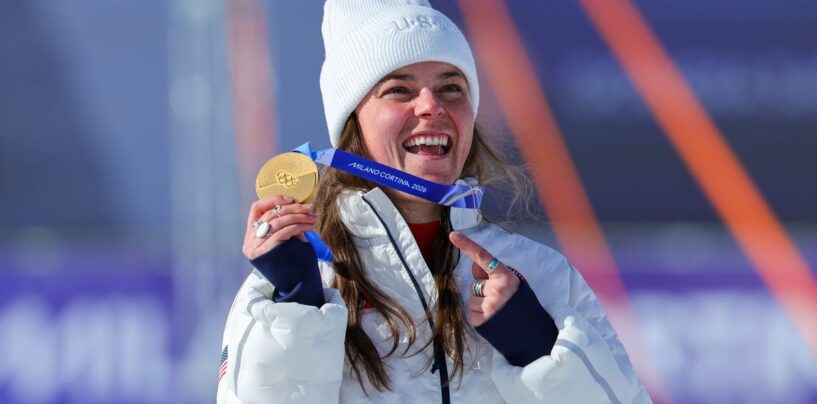 La skieuse bisexuelle Breezy Johnson brise le silence suite aux réactions négatives suscitées par ses fiançailles aux Jeux olympiques