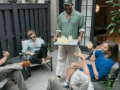 Queer Eye Feud : Karamo affirme qu'il « forçait les liens » pendant des années