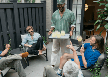 Queer Eye Feud : Karamo affirme qu'il « forçait les liens » pendant des années