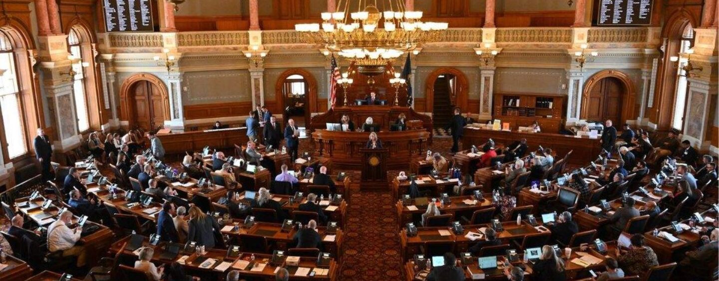 Les législateurs du Kansas annulent le veto du gouverneur sur le projet de loi anti-trans sur les « primes dans les toilettes »