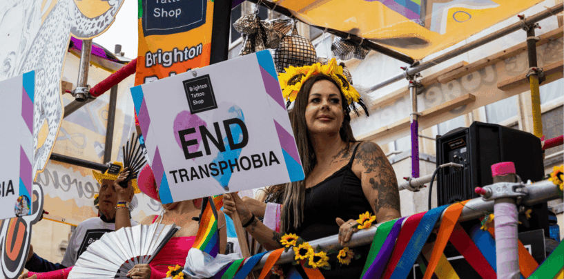 "Pourquoi devrais-je te célébrer ?": Faire son coming-out à 40 ans à l'ère des réactions négatives envers les trans