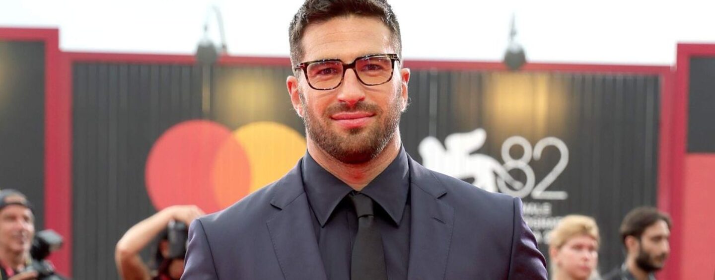 Alvise Rigo se déshabille avec un Speedo serré dans une nouvelle vidéo sexy