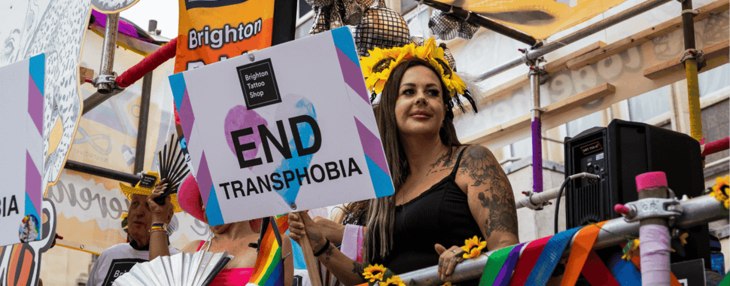 « Pourquoi devrais-je te célébrer ? » : Faire son coming-out à 40 ans à l'ère des réactions négatives envers les personnes trans