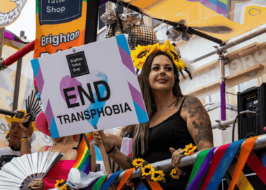 « Pourquoi devrais-je te célébrer ? » : Faire son coming-out à 40 ans à l'ère des réactions négatives envers les personnes trans