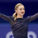 Les débuts olympiques en montagnes russes de la patineuse artistique pansexuelle Amber Glenn nous ont rendus fiers