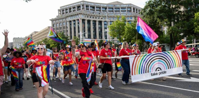 La population adulte LGBTQ+ aux États-Unis en 2025 correspond au record de 2024 ; l'identité bi reste la plus courante : Gallup