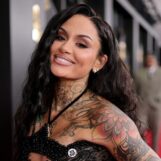 Kehlani appelle la communauté LGBTQ+ à « s'éduquer en profondeur » pour lutter contre les conservateurs