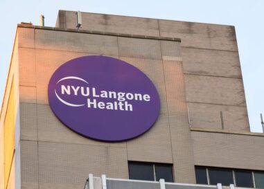 L’hôpital Langone de NYU met fin à son programme de soins d’affirmation de genre pour les adolescents trans après les menaces de financement de Trump