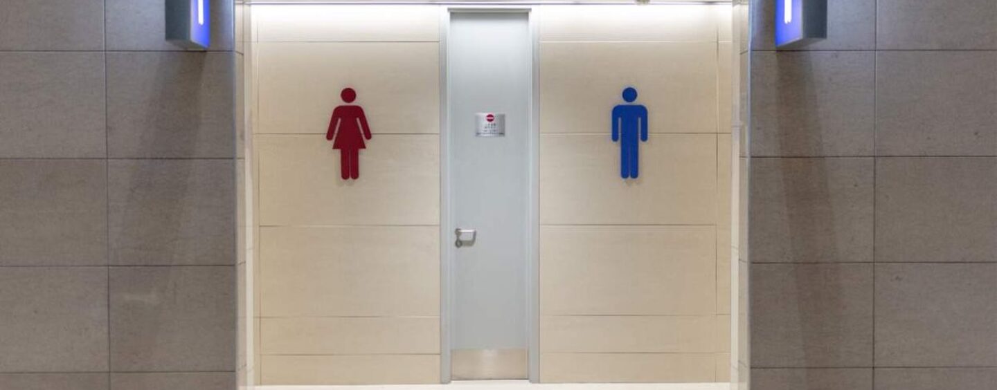 21 États limitent désormais l'utilisation des toilettes par les personnes transgenres, avec des sanctions pénales dans deux