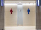 21 États limitent désormais l'utilisation des toilettes par les personnes transgenres, avec des sanctions pénales dans deux