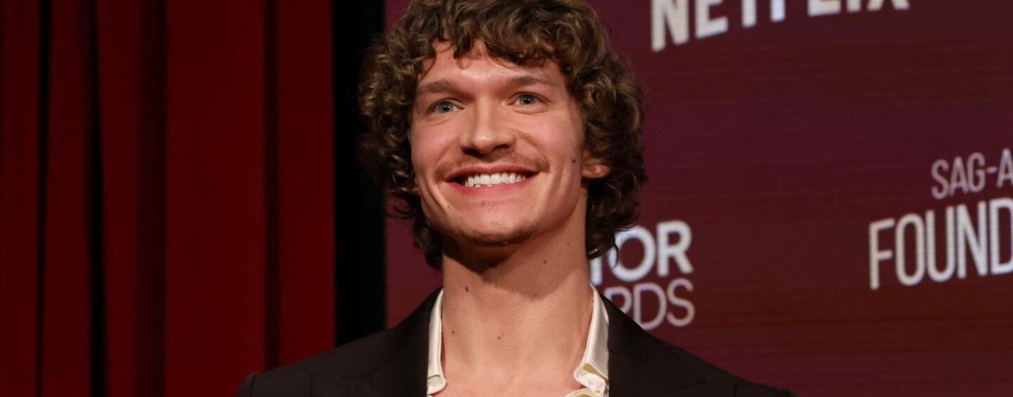 Connor Storrie fléchit ses muscles sexy sur une photo épicée