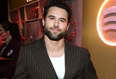 Robbie GK fléchit ses muscles sexy dans une nouvelle séance photo torride