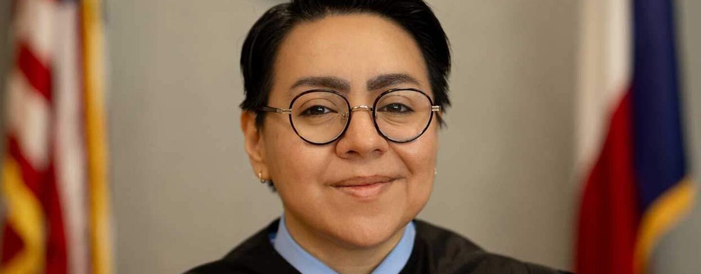 Rencontrez la juge lesbienne masc qui défie le cis-tem de la justice avec une expérience vécue