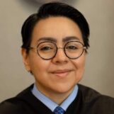 Rencontrez la juge lesbienne masc qui défie le cis-tem de la justice avec une expérience vécue