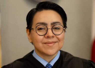 Rencontrez la juge lesbienne masc qui défie le cis-tem de la justice avec une expérience vécue