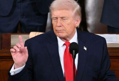 Un colonel de la Force spatiale candidat au Congrès critique Trump pour avoir décerné la médaille d'honneur de la SOTU « à propos de lui-même »