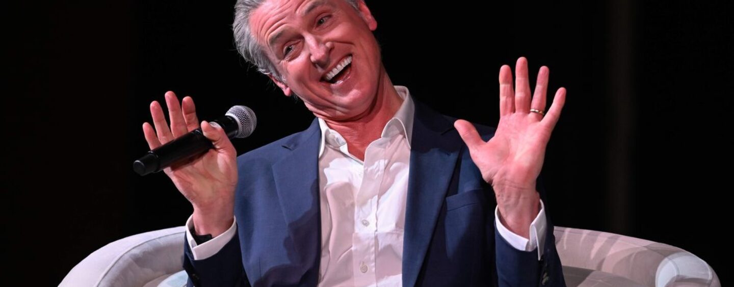 Le gouverneur Gavin Newsom à nouveau critiqué pour ses commentaires sur les athlètes et les pronoms trans