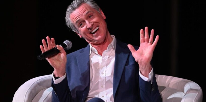 Le gouverneur Gavin Newsom à nouveau critiqué pour ses commentaires sur les athlètes et les pronoms trans