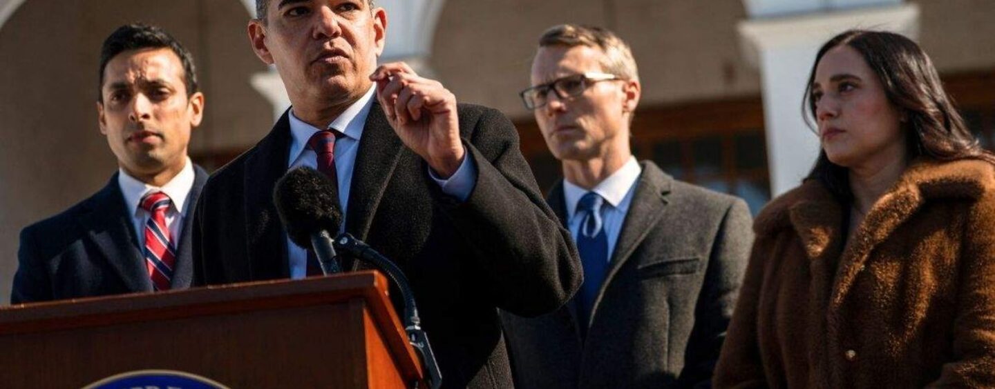 Les dépositions de Clinton incitent les démocrates à demander le témoignage de Donald Trump sur Epstein