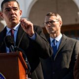 Les dépositions de Clinton incitent les démocrates à demander le témoignage de Donald Trump sur Epstein