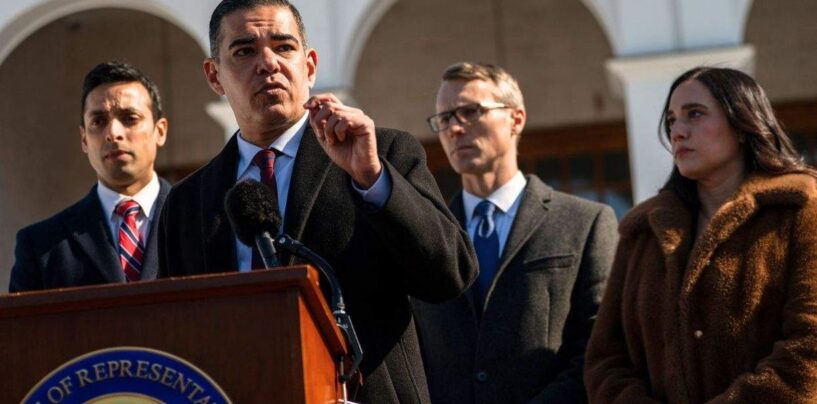 Les dépositions de Clinton incitent les démocrates à demander le témoignage de Donald Trump sur Epstein