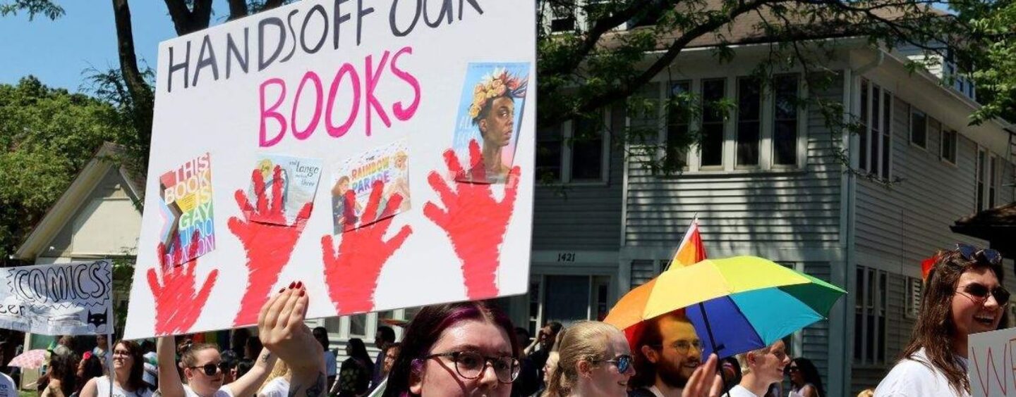 Les histoires LGBTQ+ occupent une place centrale dans tout le pays lors de la Journée nationale de la lecture à une époque d’interdiction de livres