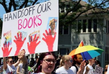 Les histoires LGBTQ+ occupent une place centrale dans tout le pays lors de la Journée nationale de la lecture à une époque d’interdiction de livres