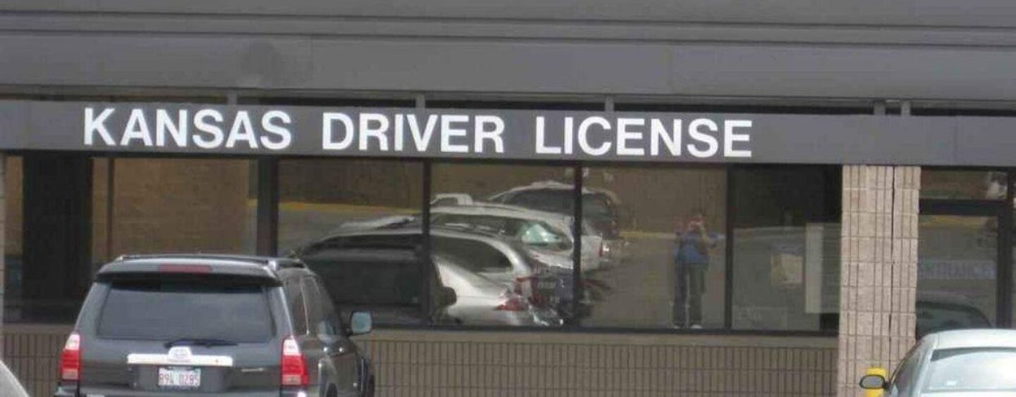 Deux hommes transgenres poursuivent le gouvernement du Kansas pour une loi annulant le permis de conduire