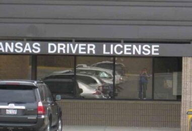 Deux hommes transgenres poursuivent le gouvernement du Kansas pour une loi annulant le permis de conduire